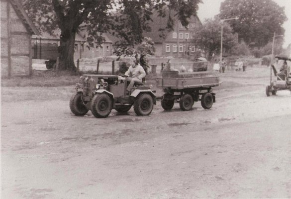 Traktor mit Anhänger, beladen mit Hühnern