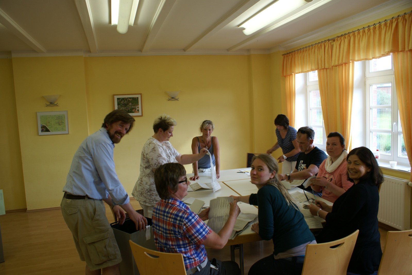 Das Team der Wahlhelfer um Michael Blanke - vor der Auszählung
