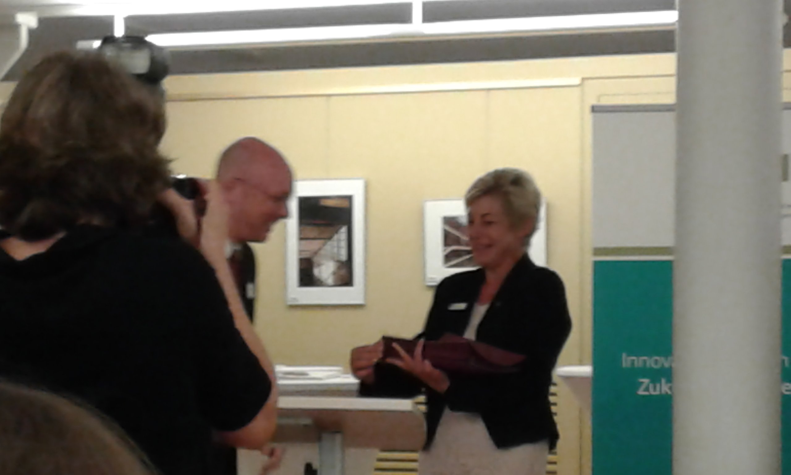 Minister Christian Pegel überreicht die Förderbescheide an die Landrätin