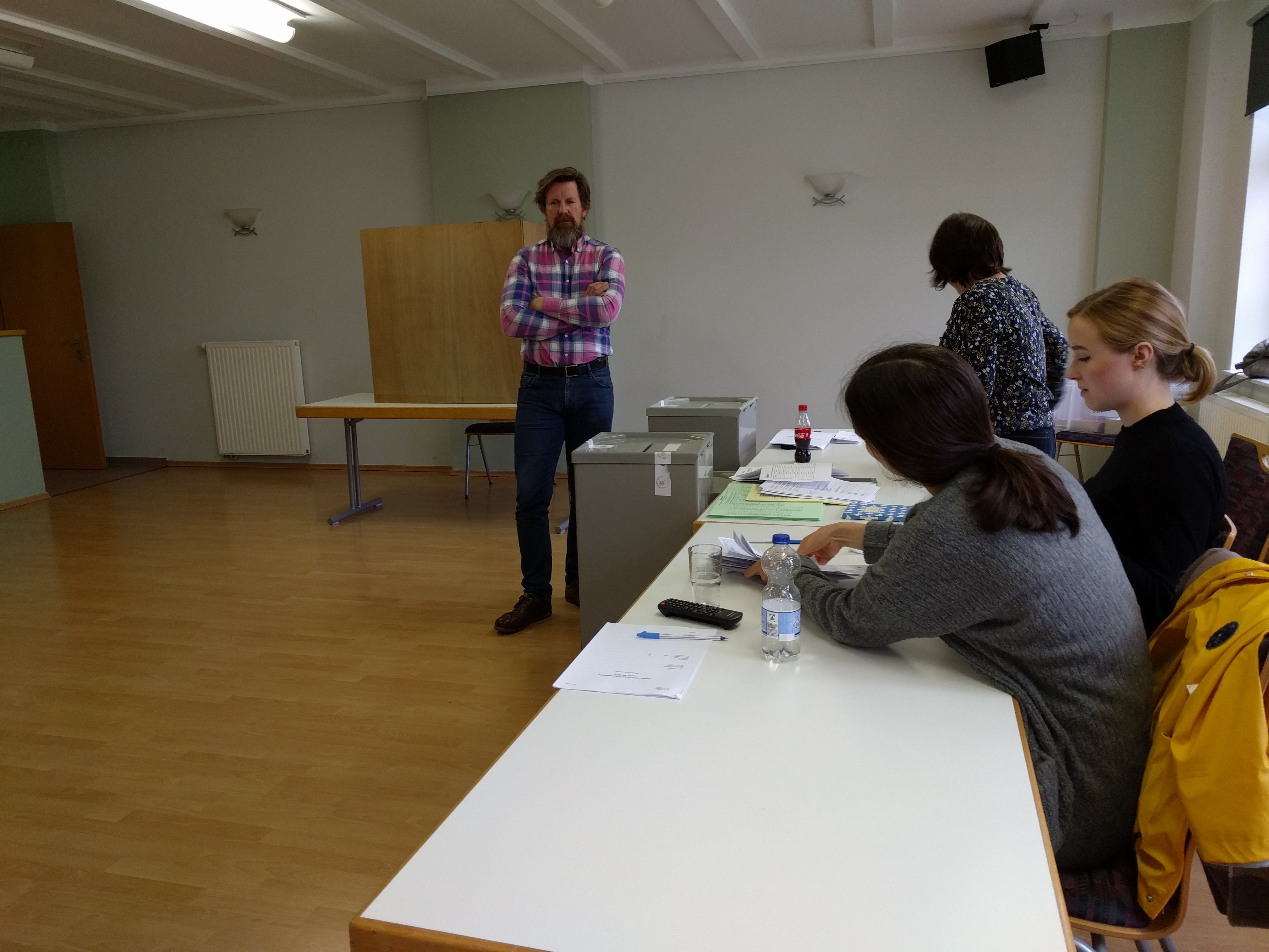 Wahlleiter Michael Blanke kurz vor Schließung des Wahllokals