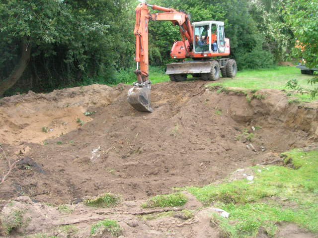 Noch eine tiefe Grube, ganz bald saftige Rasenfläche. Hier stand vordem die marode Klärgrube.